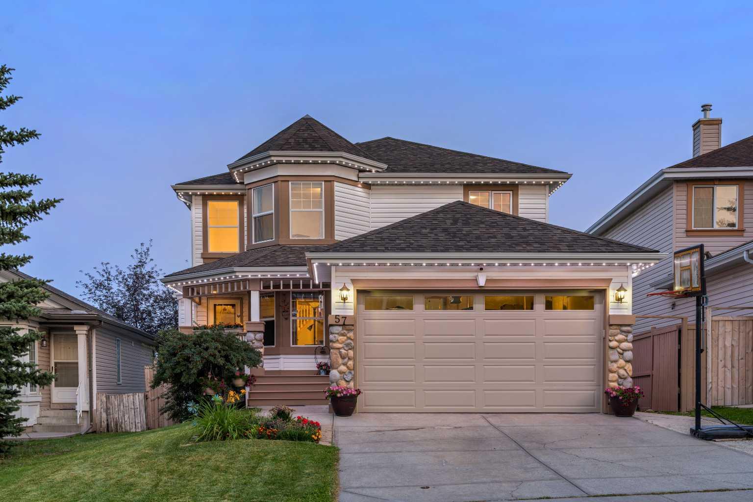 57 Somerglen Park SW, Calgary, AB T2Y 3M5