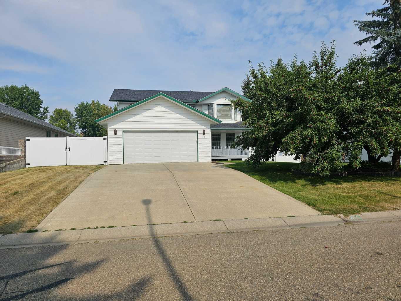 10 Pickwick Ln, Lacombe, AB T4L 1T6