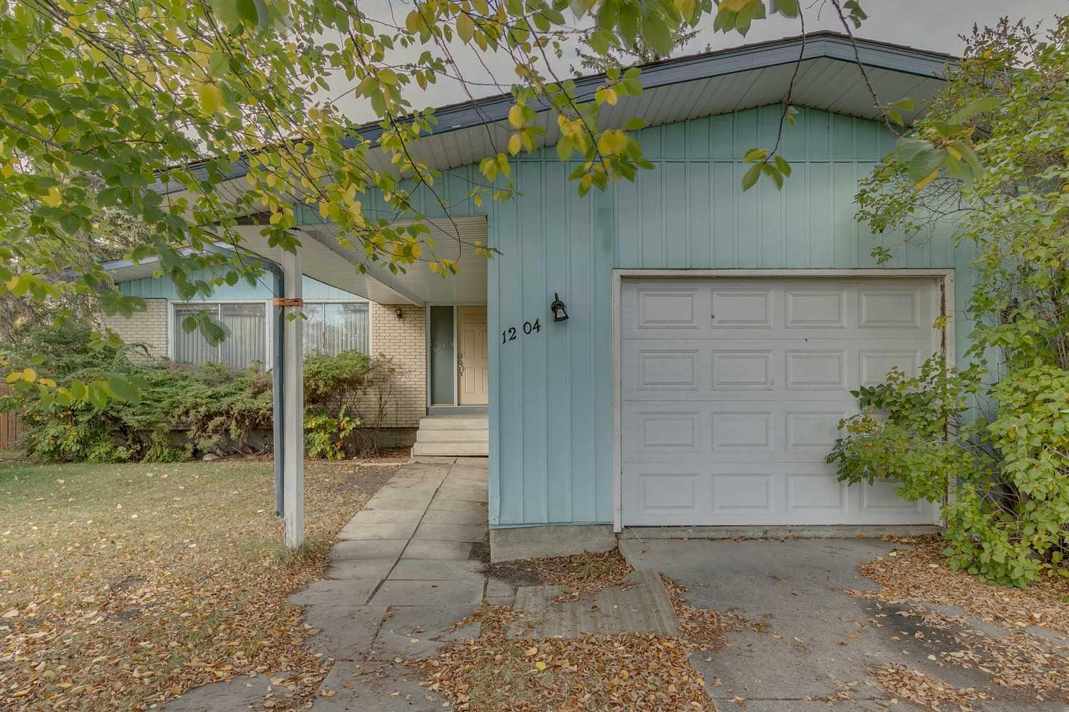 1204 Lake Sylvan Dr SE, Calgary, AB T2J 3C8
