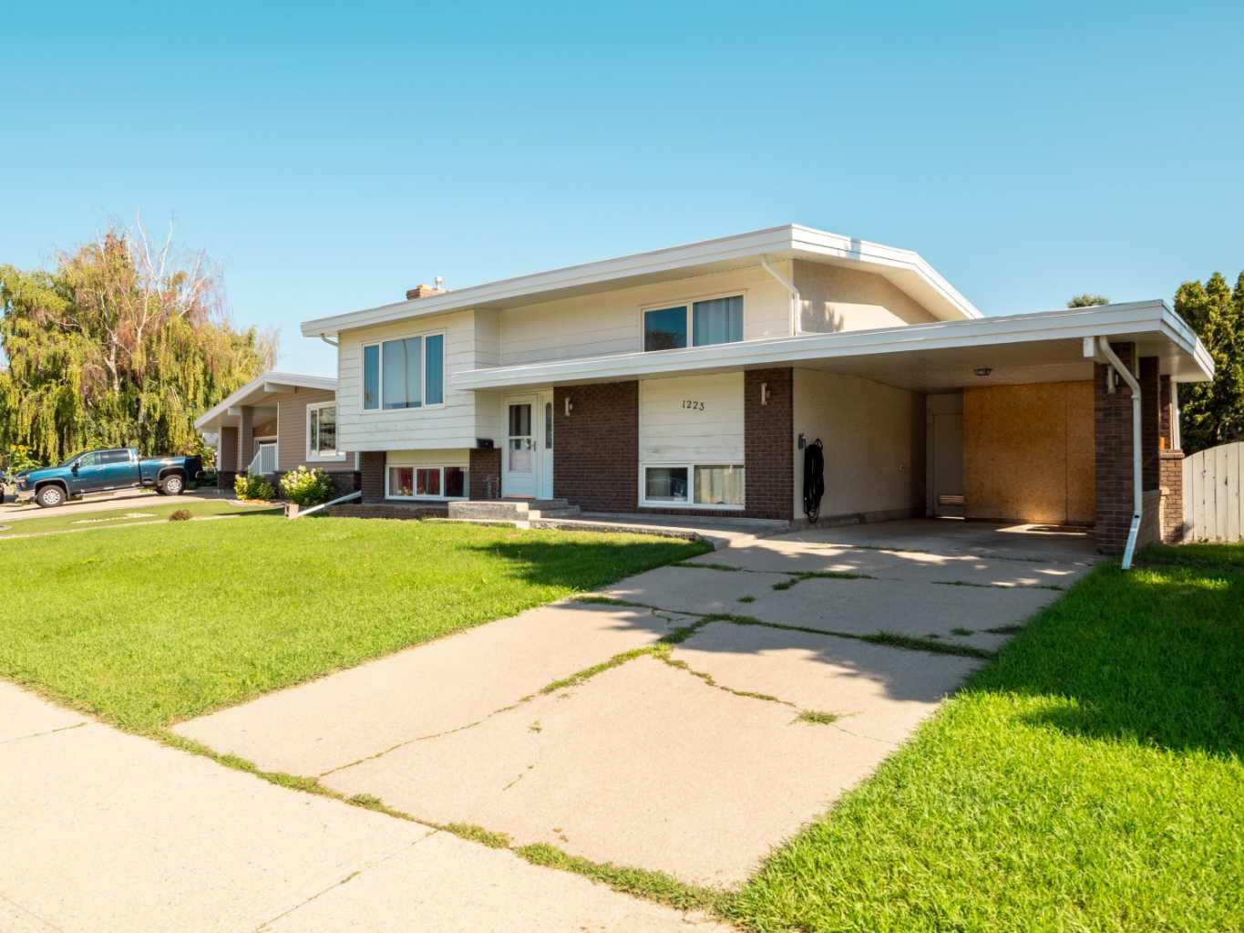 1223 St Catherine Rd N, Lethbridge, AB T1H 4E9