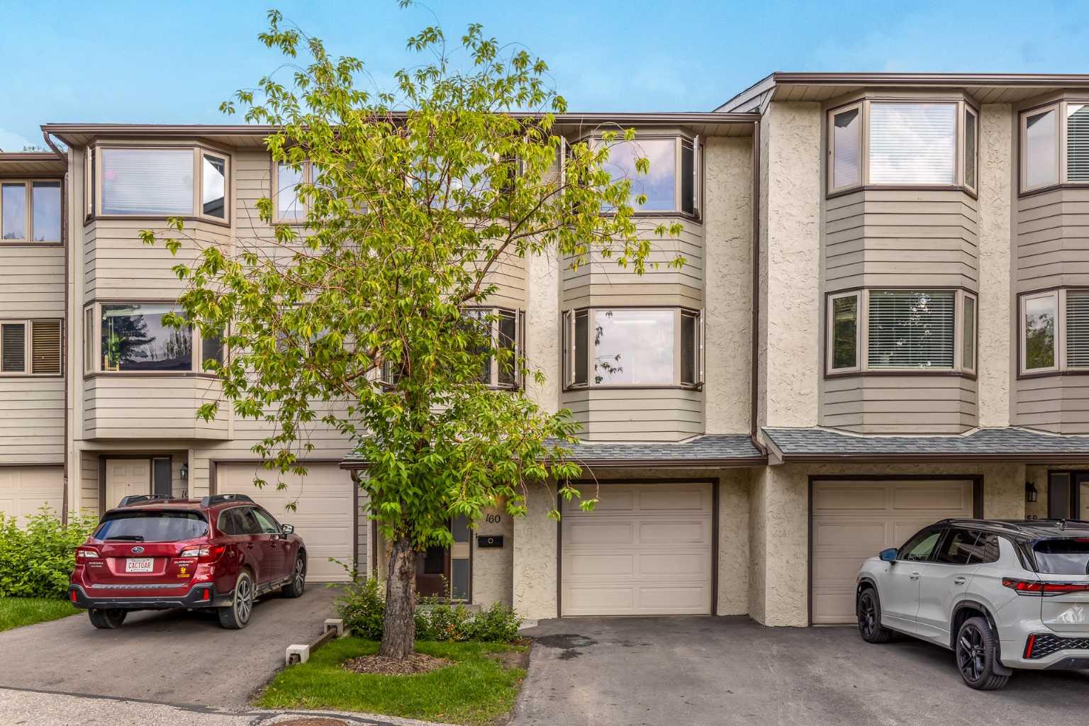 160 Glamis Ter SW, Calgary, AB T3E 6V3