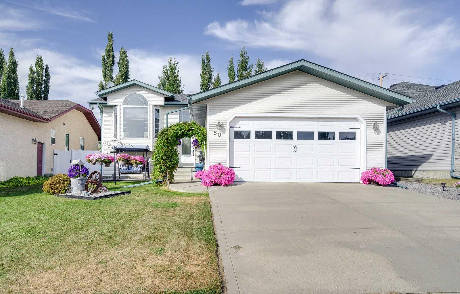 50 Livingston Close, Lacombe, AB T4L 2J3