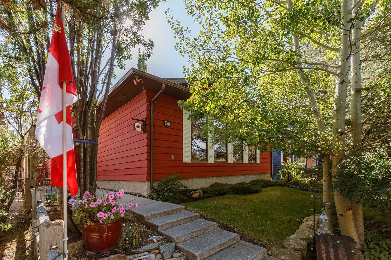47 Woodford Cres SW, Calgary, AB T2W 4C6