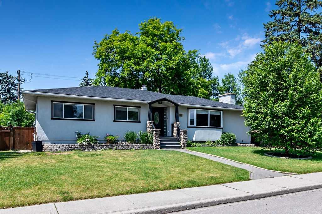 41 Mackay Dr SW, Calgary, AB T2V 2A4
