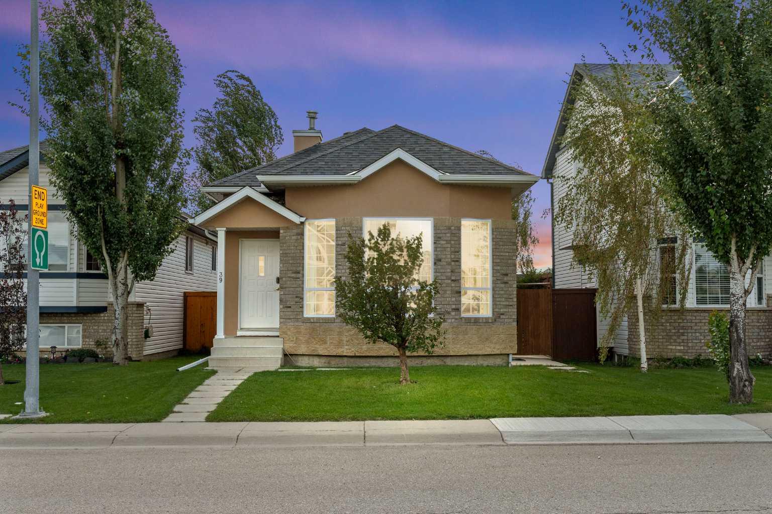 39 Saddlemont Close NE, Calgary, AB T3J 4V1