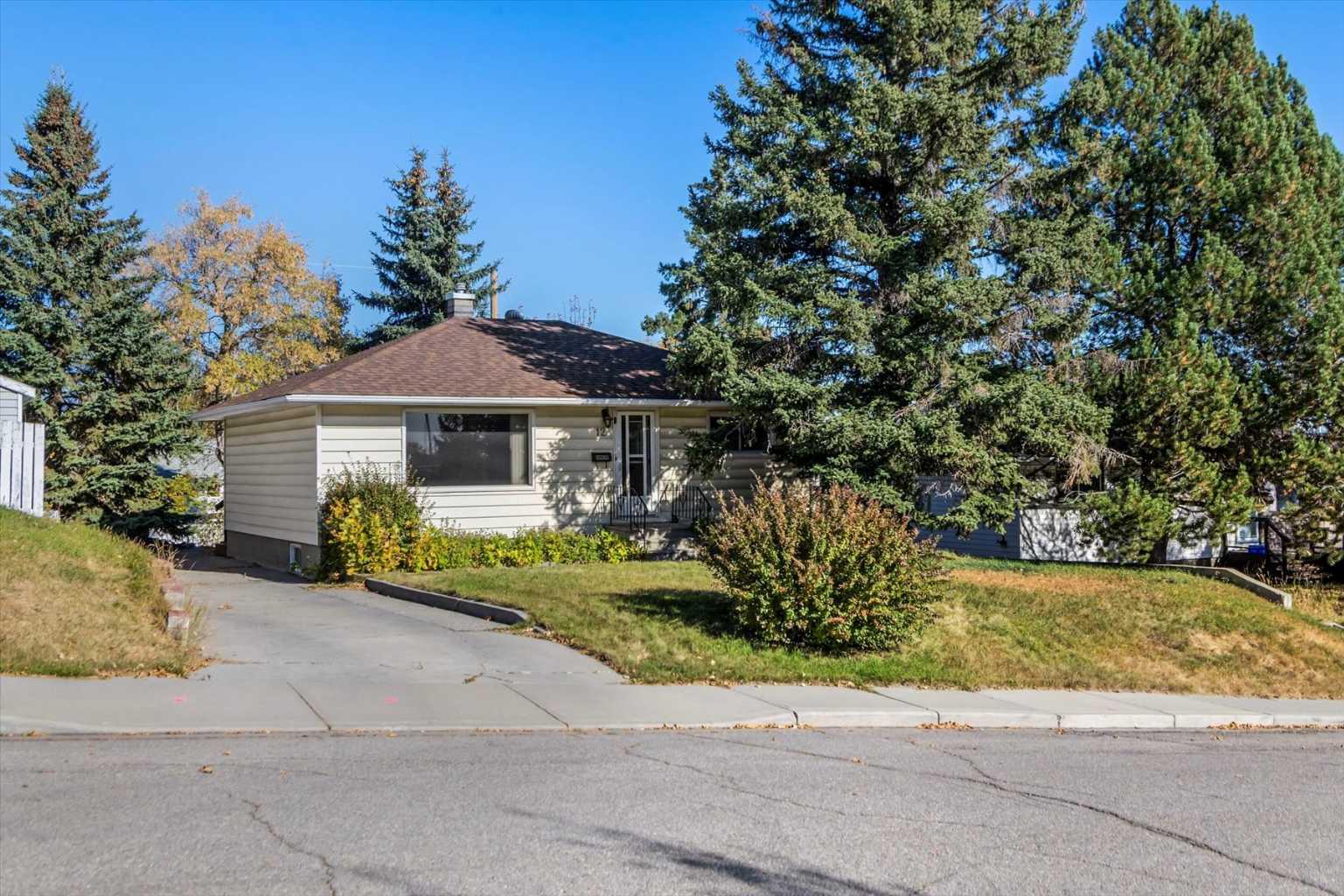 12 Thorncliffe Cres NW, Calgary, AB T2K 3A9