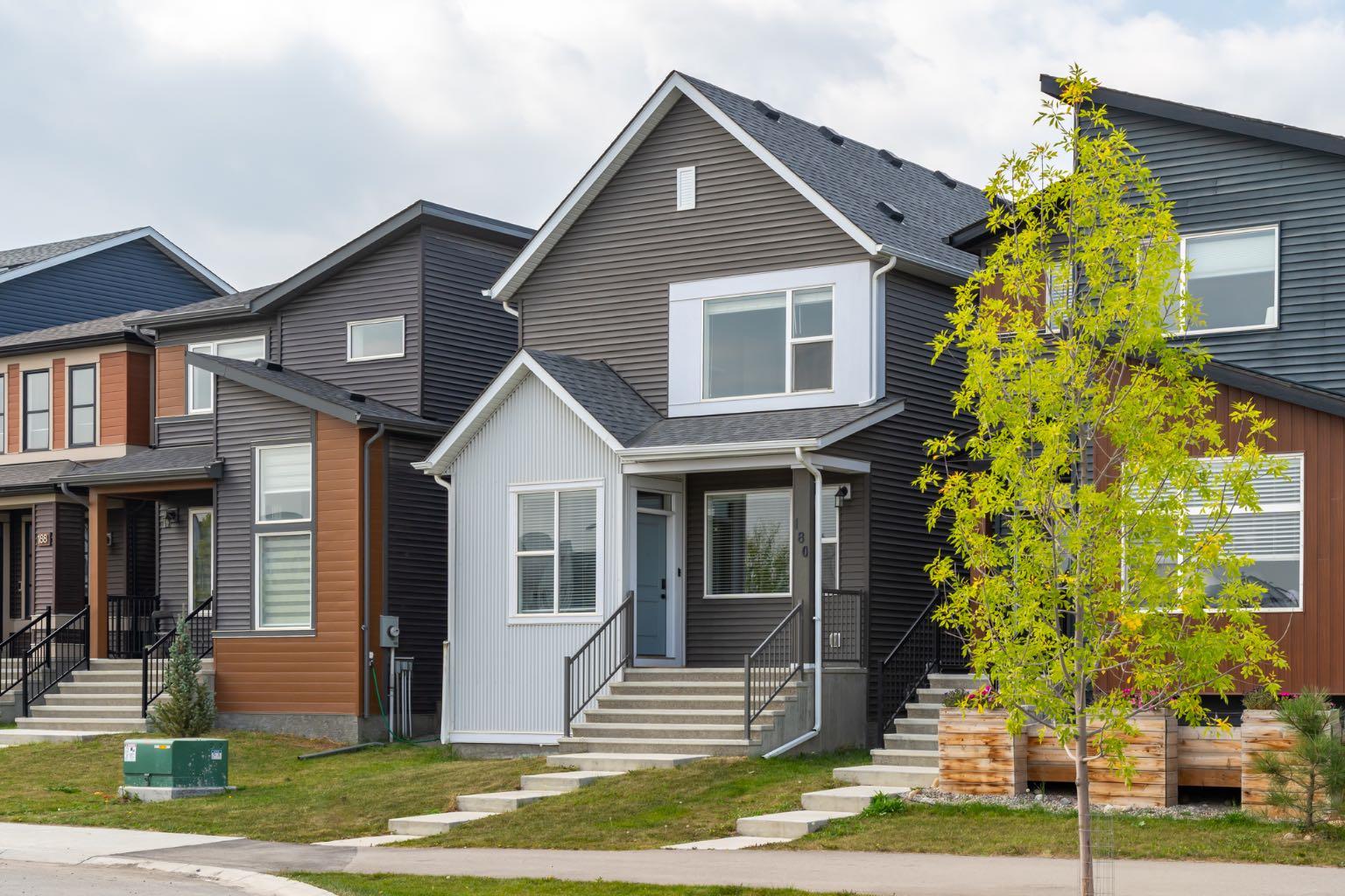 180 Rowmont Blvd NW, Calgary, AB T3L 2M4