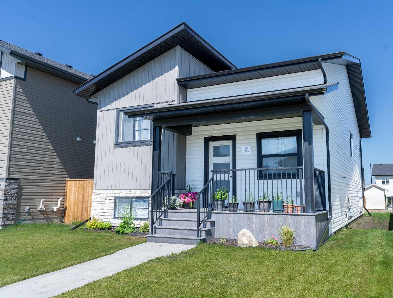 11 Ian Way, Sylvan Lake, AB T4S 0T6