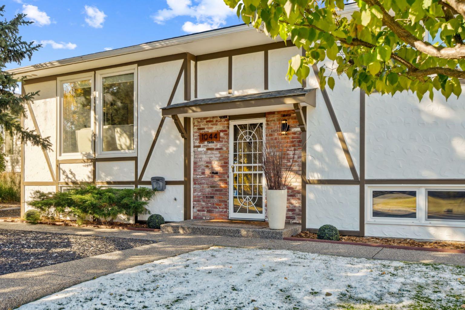 1044 Cannock Pl SW, Calgary, AB T2W 1M7