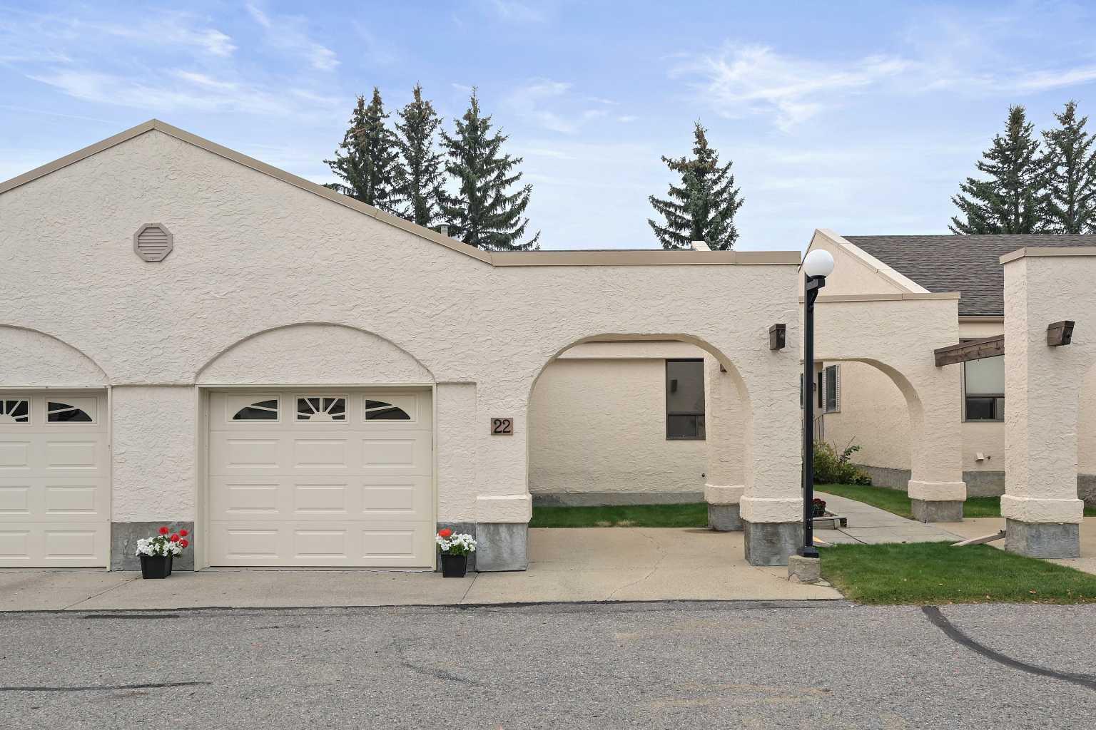 22 Sandarac Cir NW, Calgary, AB T3K 3G7