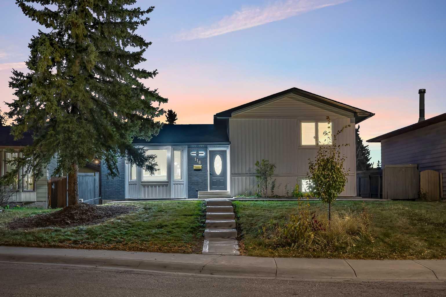 116 Queen Anne Rd SE, Calgary, AB T2J 4S5