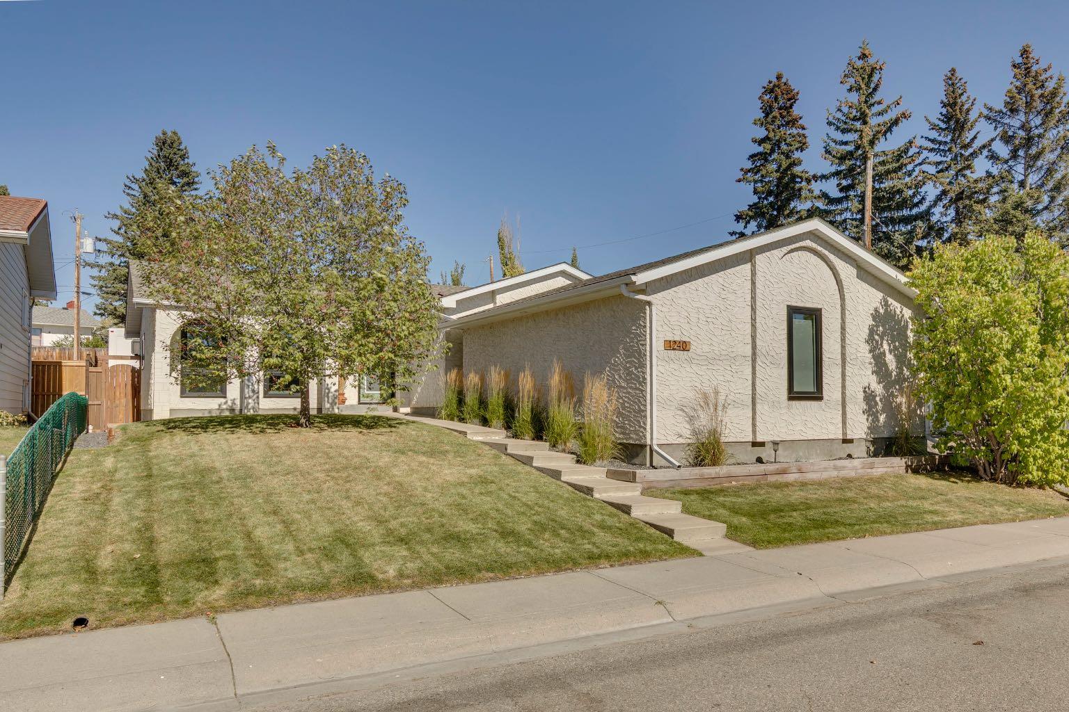 1240 Mapleglade Cres SE, Calgary, AB T2J 2H3