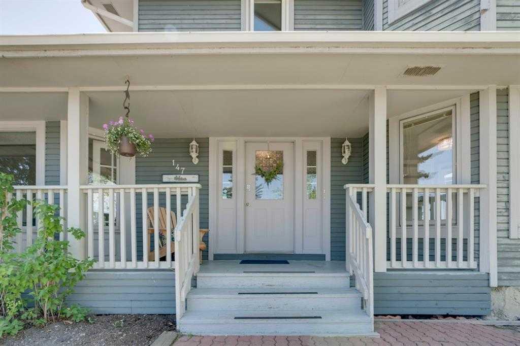 147 Scenic Way NW, Calgary, AB T3L 1B6