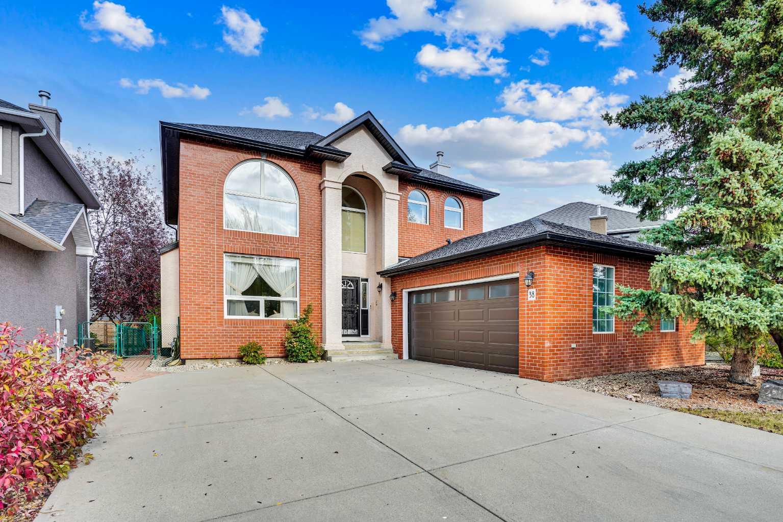 38 Strathridge Cres SW, Calgary, AB T3H 3R9