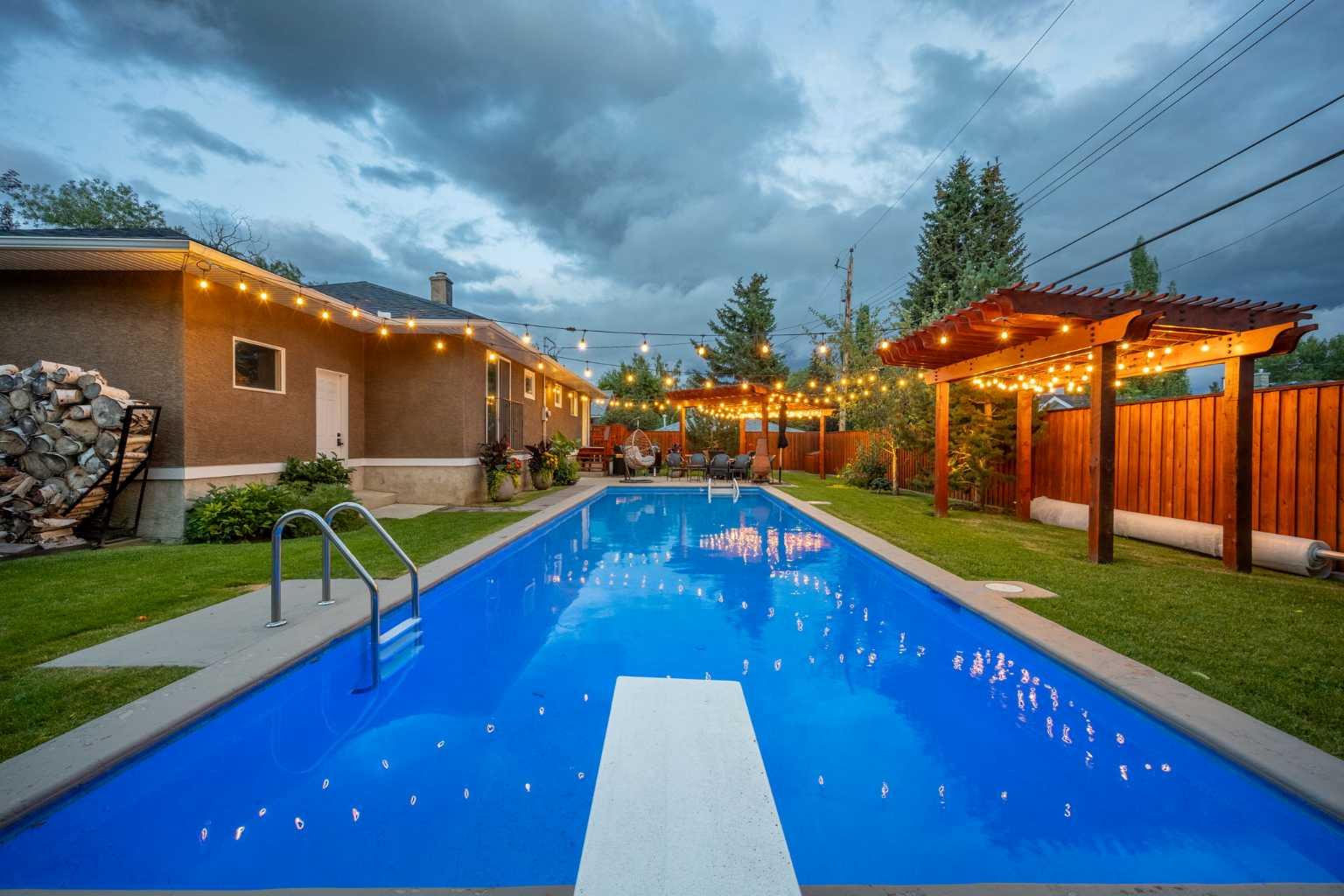 15 Wilshire Pl SW, Calgary, AB T3C 3B9