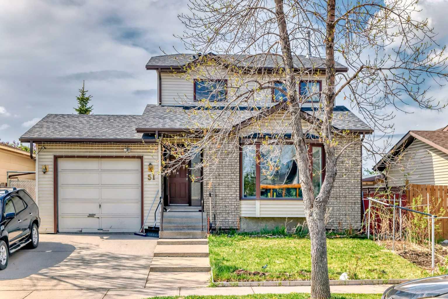 51 Applewood Dr SE, Calgary, AB T2A 7L2