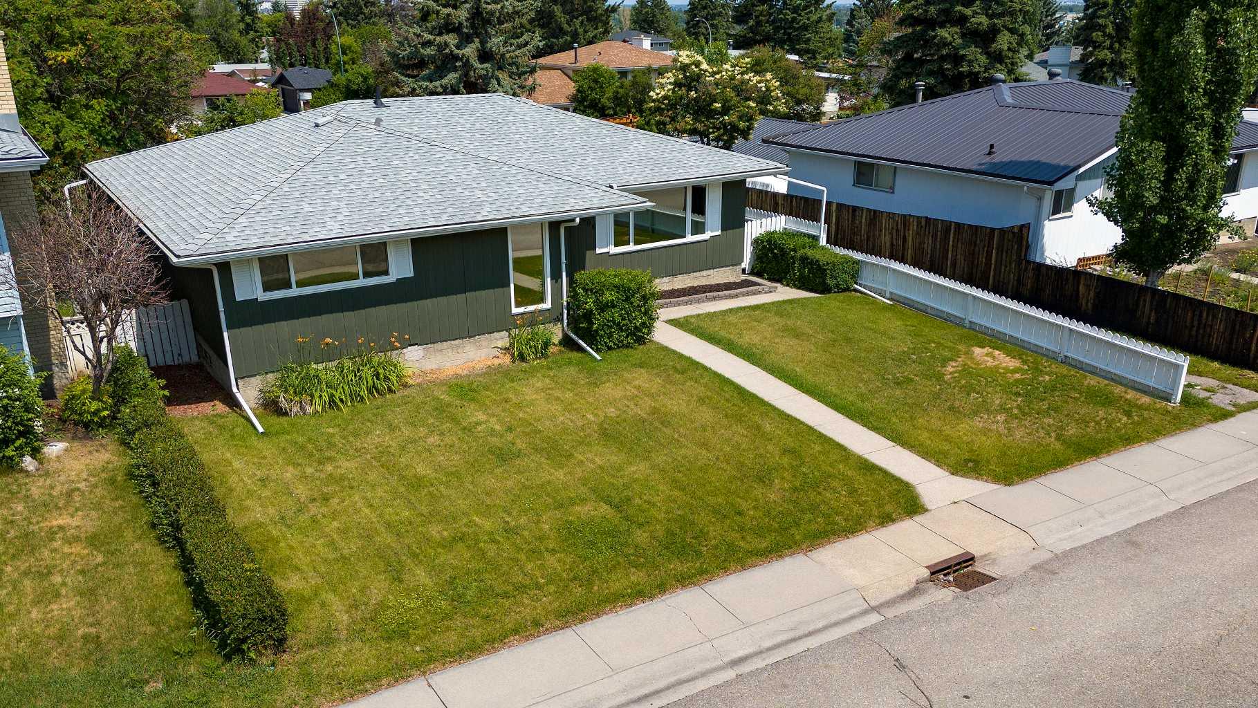 1004 Cantabrian Dr SW, Calgary, AB T2W 1L7
