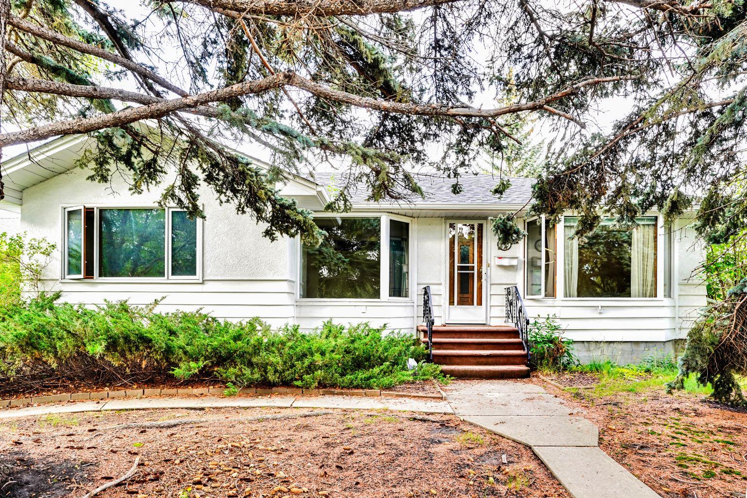 1956 Kelwood Dr SW, Calgary, AB T3E 3Z3
