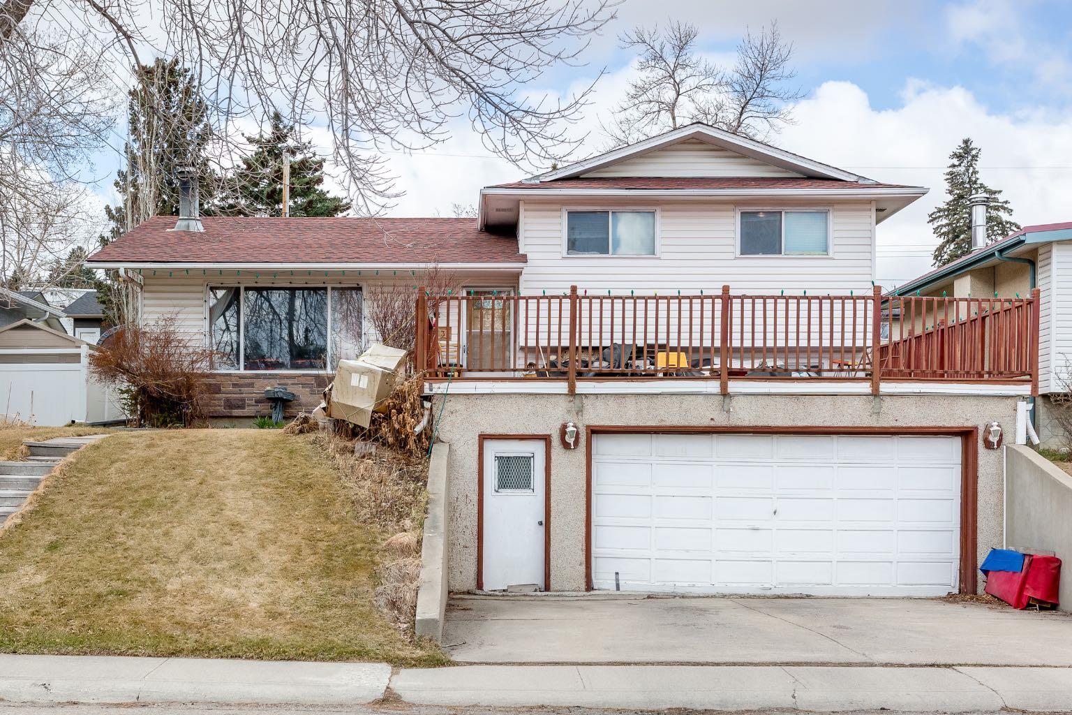 7803 Hunterslea Cres NW, Calgary, AB T2K 4M3