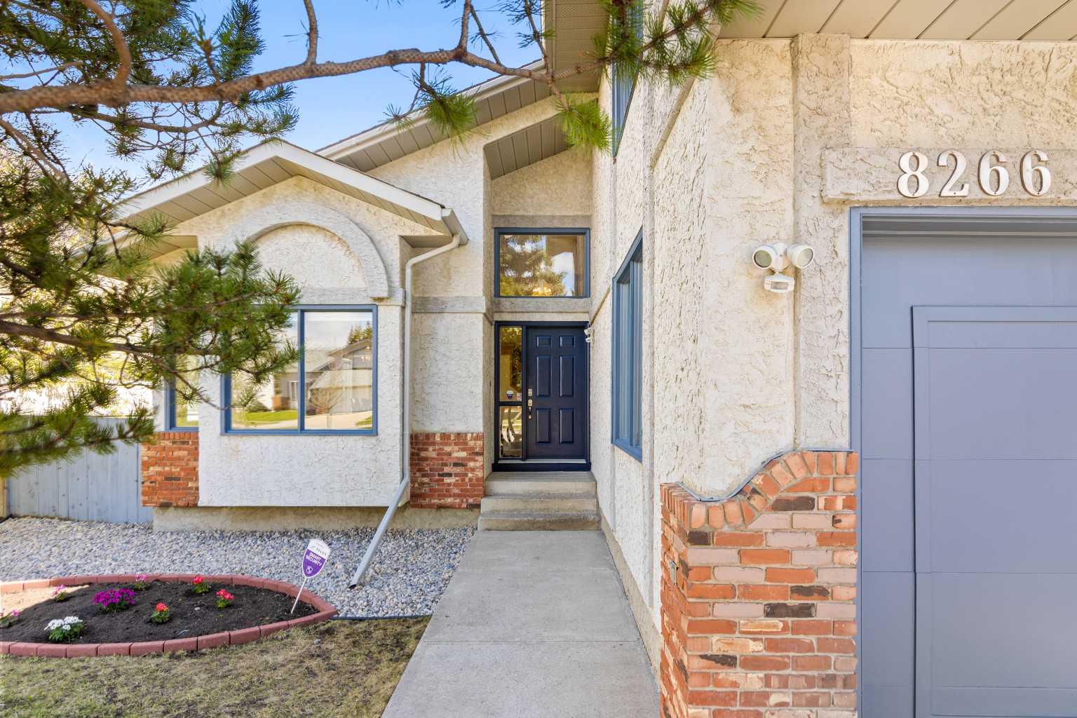 8266 Edgebrook Dr NW, Calgary, AB T3A 4N1