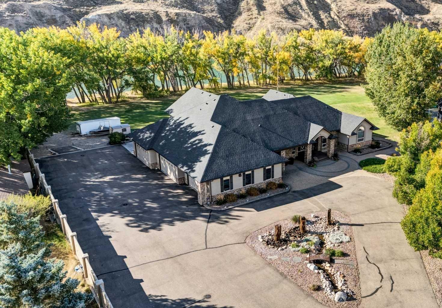 29 Sunvalley Ct SW, Redcliff, AB T0J 2P0
