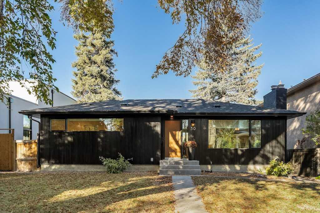 30 Lissington Dr SW, Calgary, AB T3E 5E1