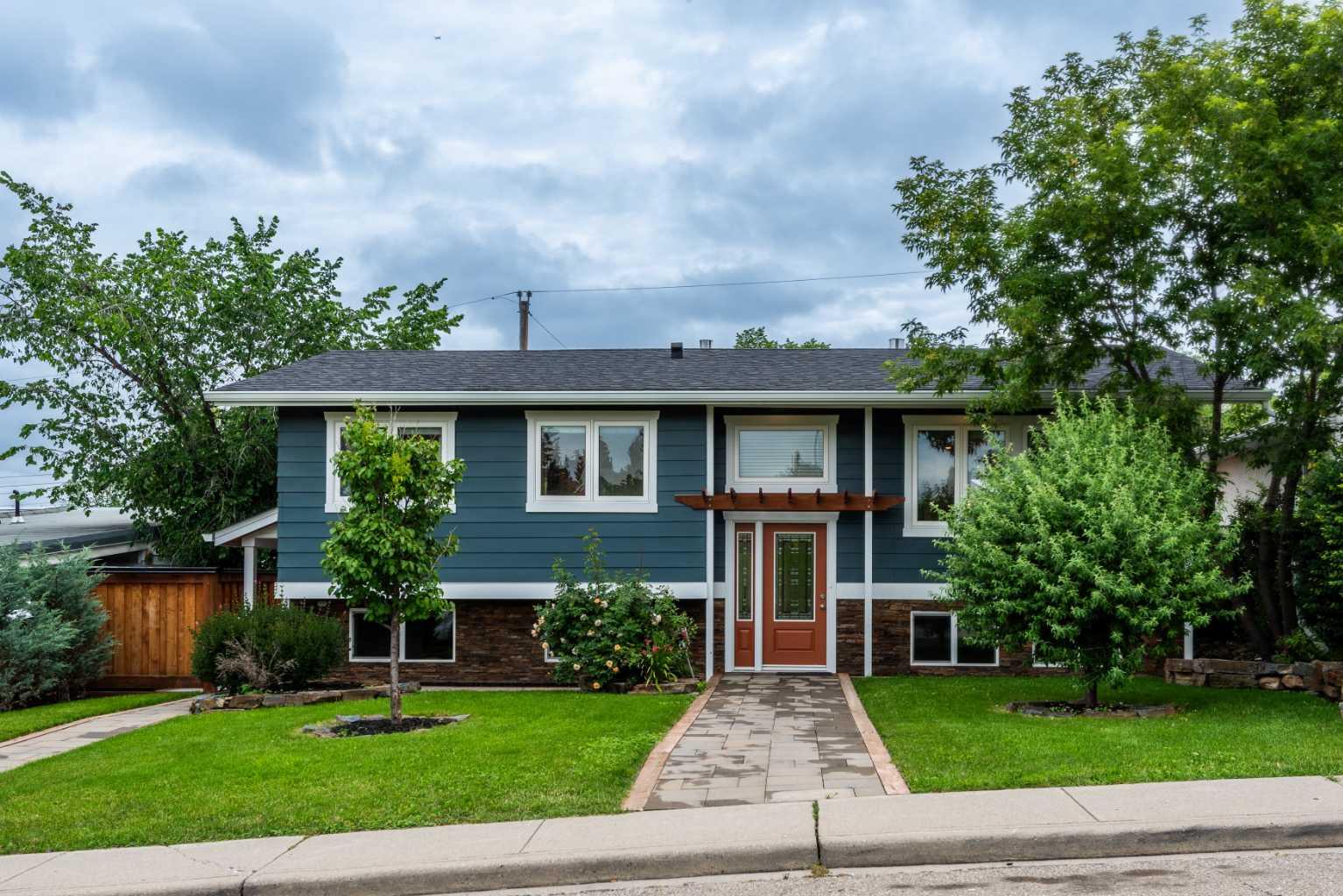 112 Selkirk Dr SW, Calgary, AB T2M 0M4