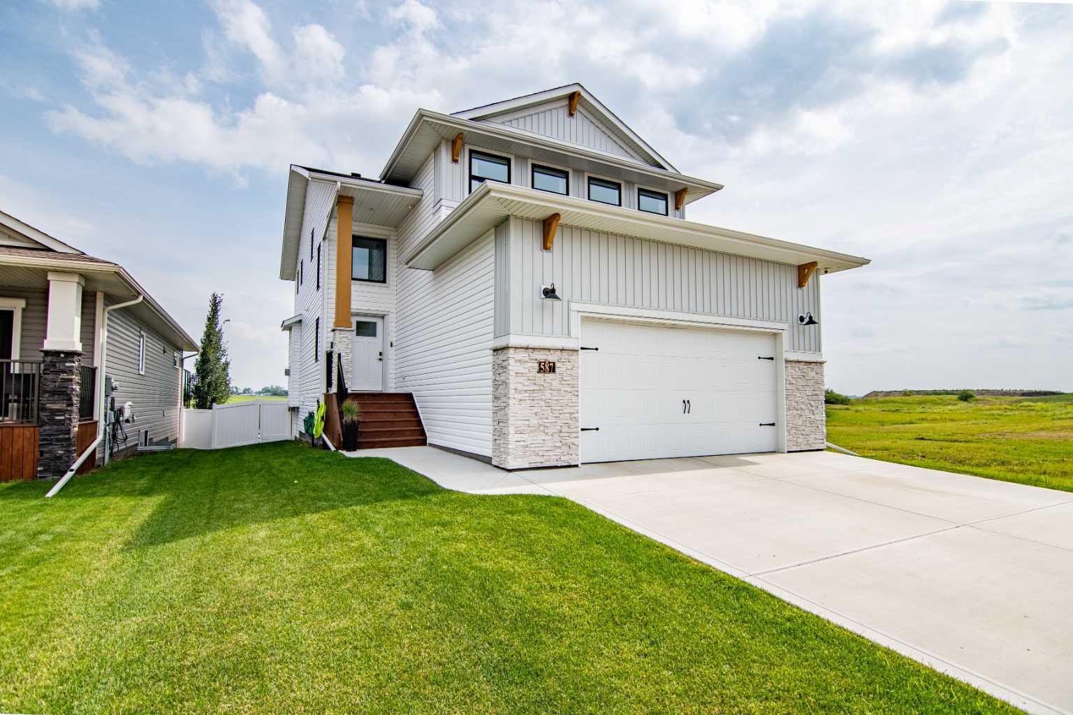587 Robinson Ave, Penhold, AB T0M 1R0