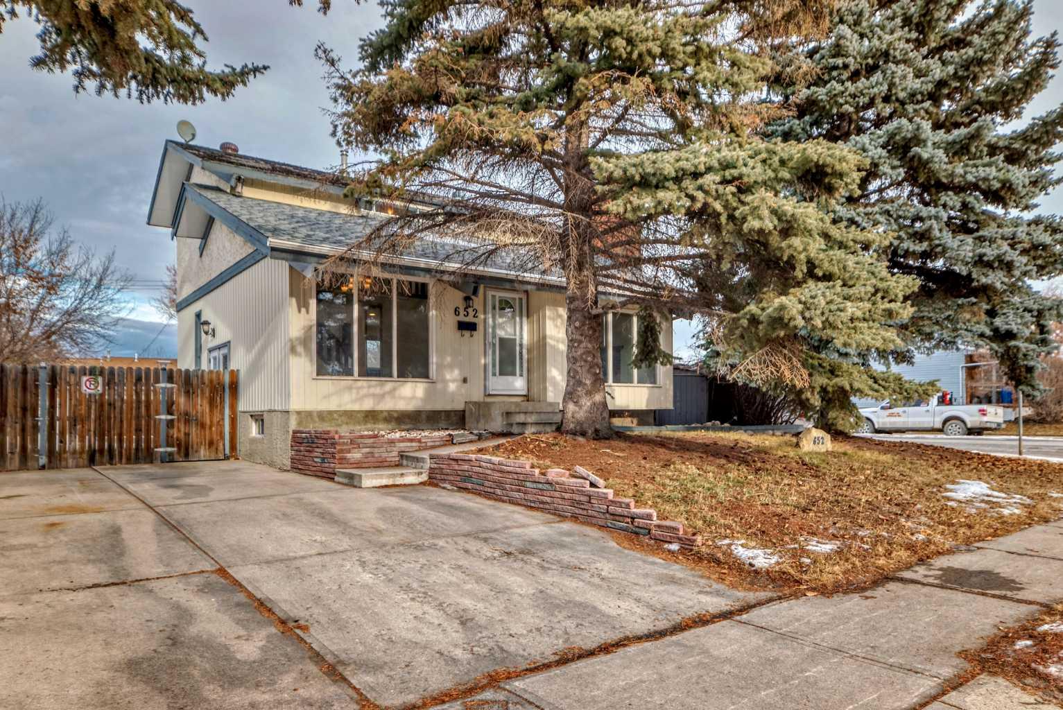 652 Queensland Dr SE, Calgary, AB T2J 4G7