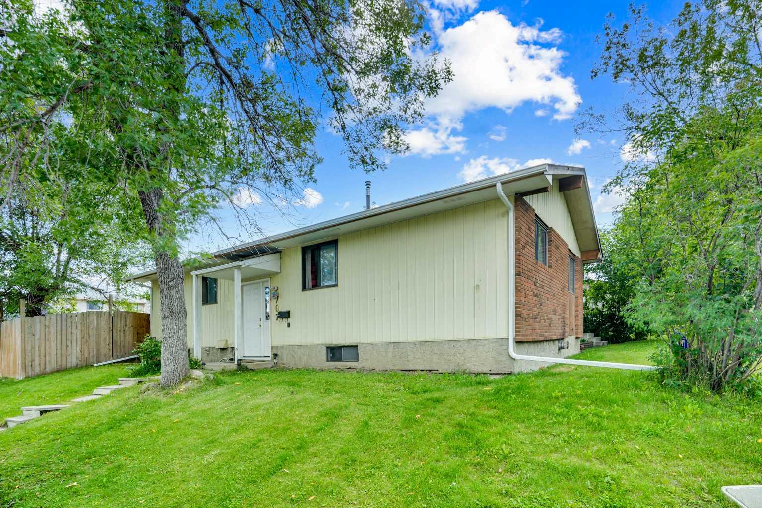 707 Whitehill Way NE, Calgary, AB T1Y 3E6