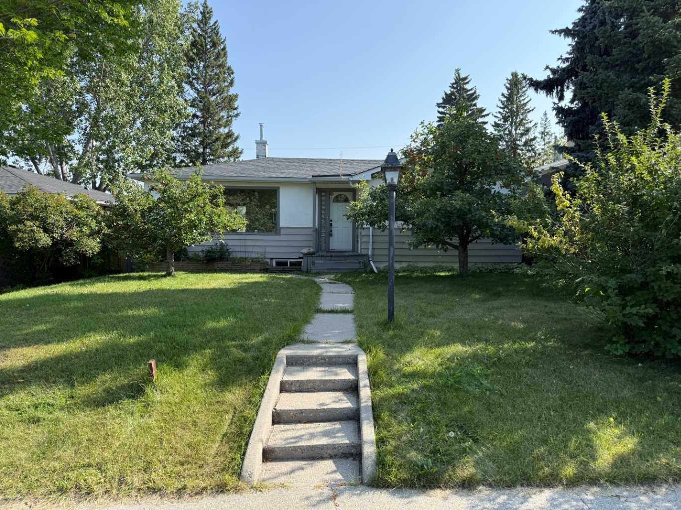 3243 Kenmare Cres SW, Calgary, AB T3E 4R4