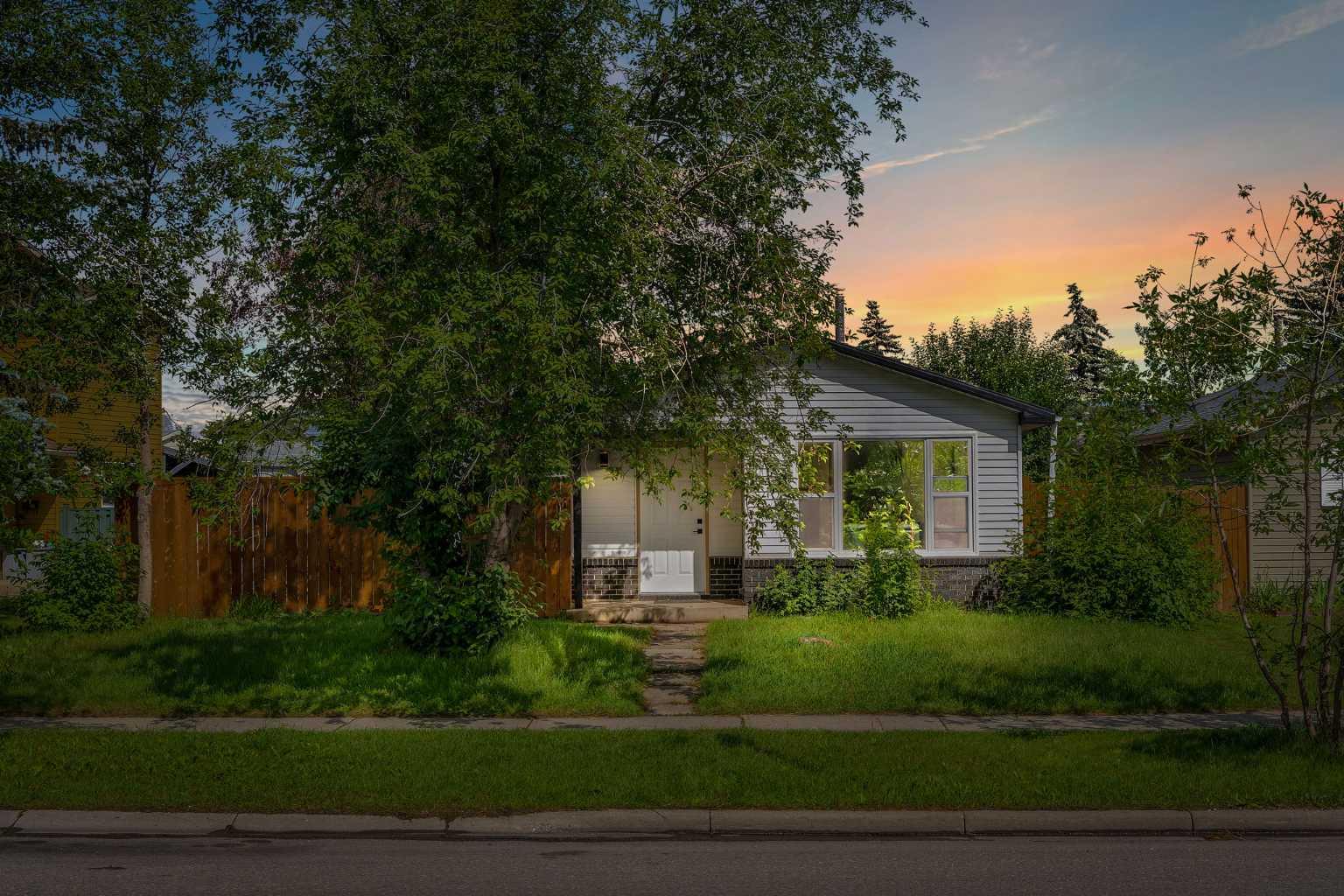 40 Erin Woods Dr SE, Calgary, AB T2B 2S1