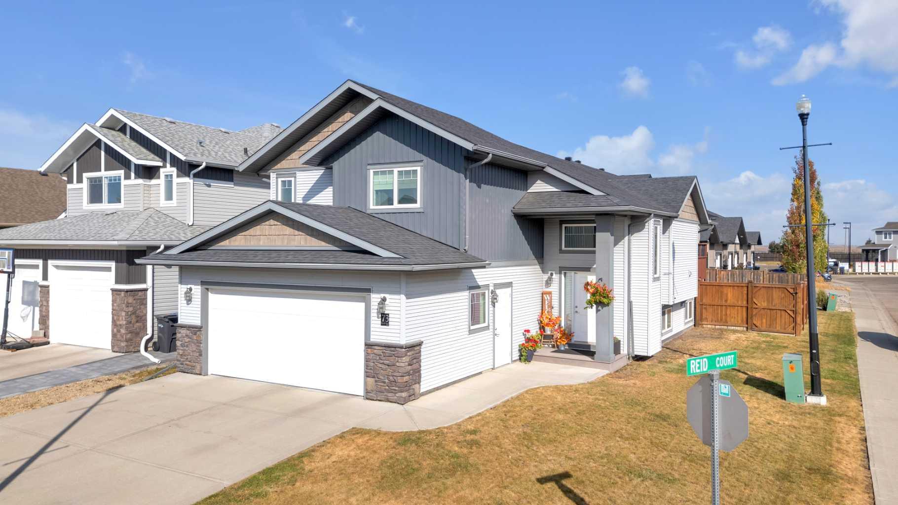 73 Reynolds Rd, Sylvan Lake, AB T4S 0L8