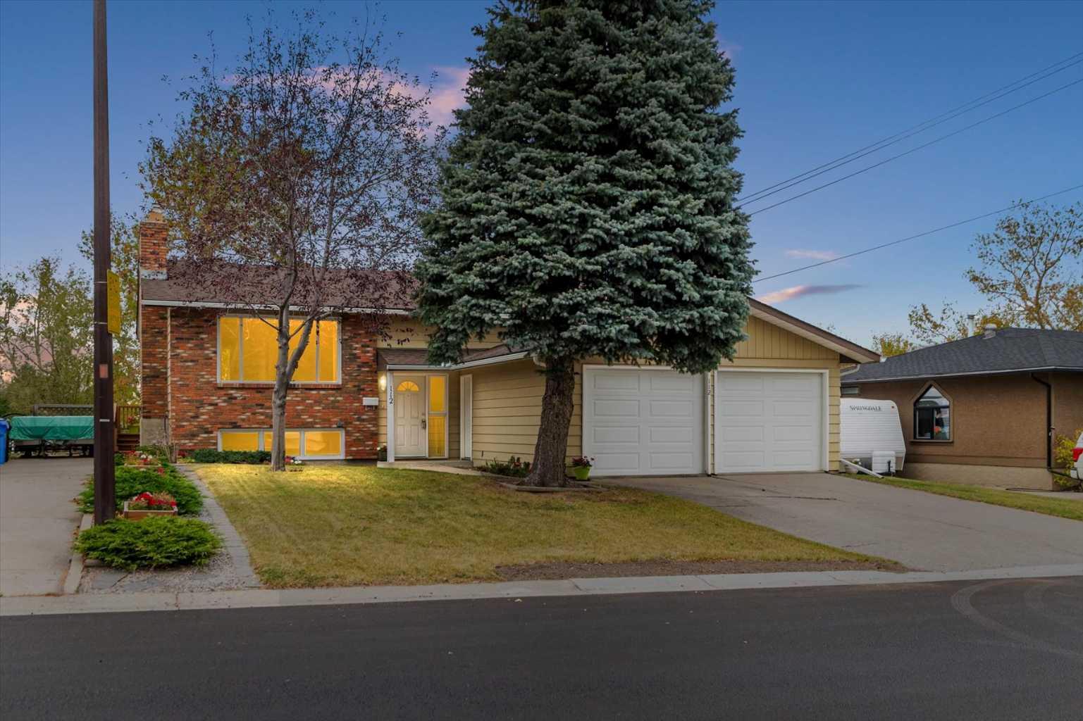 112 Nottingham Rd NW, Calgary, AB T2K 5L8