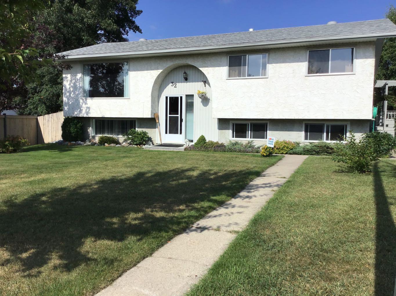 32 Kallbom Cres, Whitecourt, AB T7S 1E2