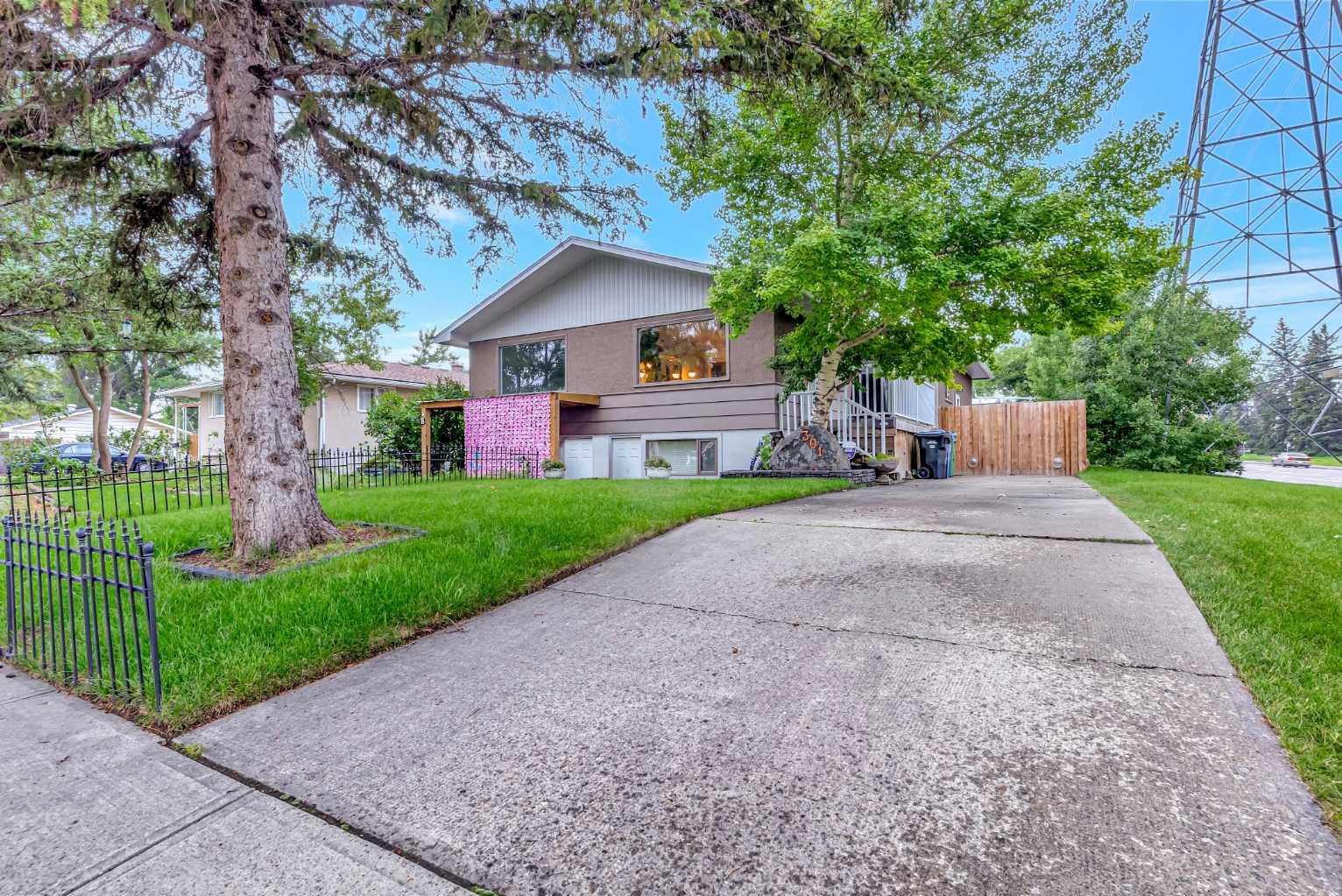 38 Street Sw Unit 301, Calgary, AB T3C 1S9