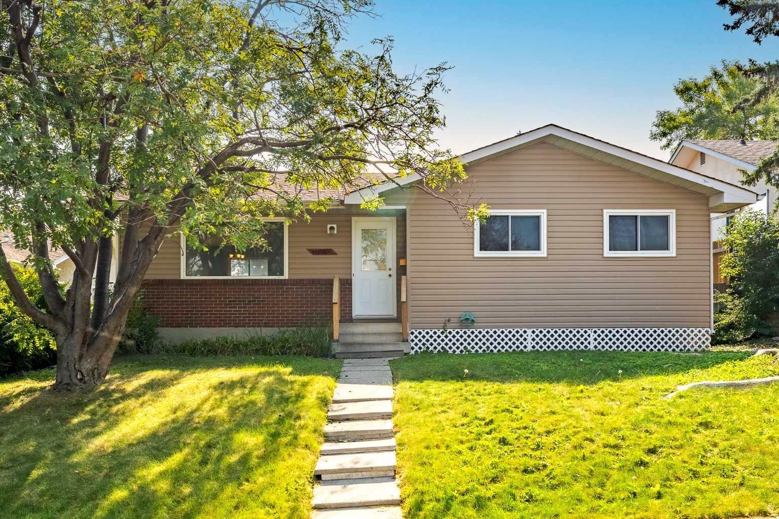 631 Hunts Cres NW, Calgary, AB T2K 4J2