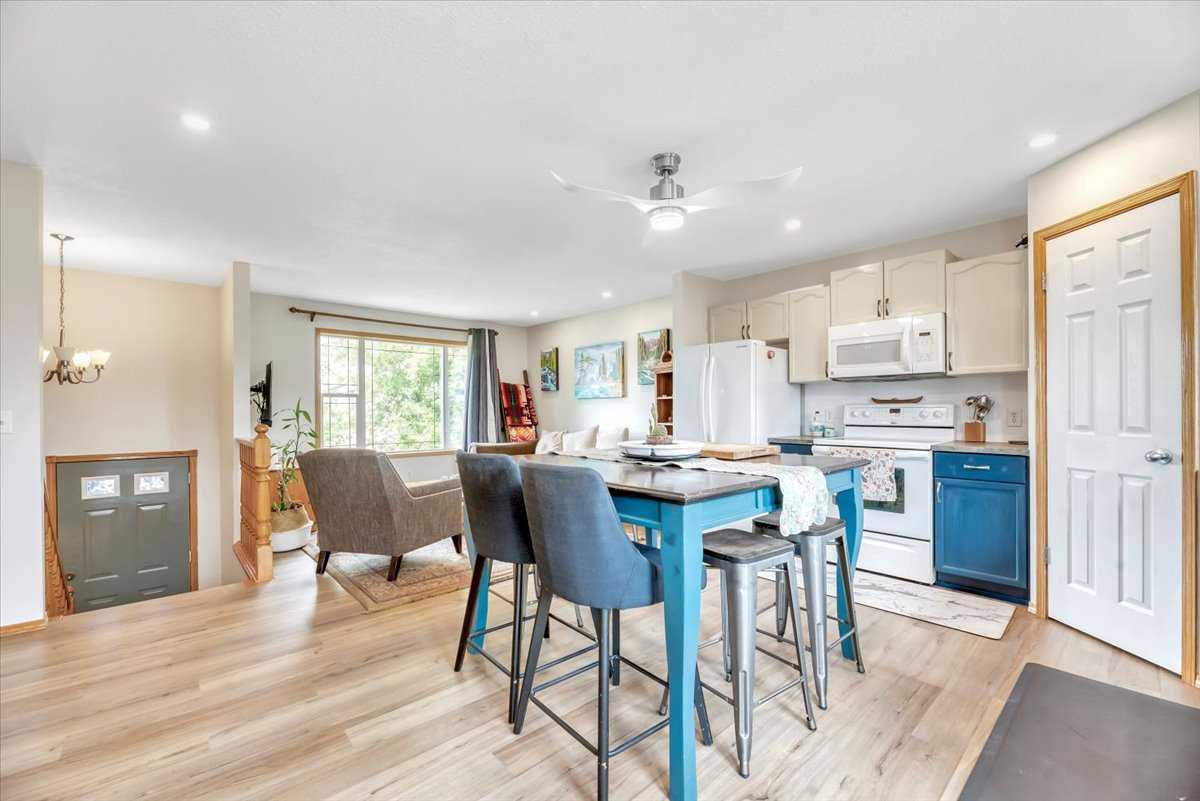 325 Strathford Blvd, Strathmore, AB T1P 1S4