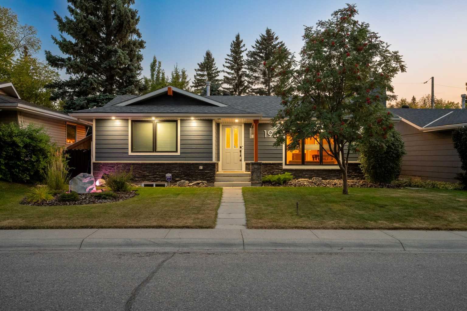 196 Lake Adams Cres SE, Calgary, AB T2J 3N3