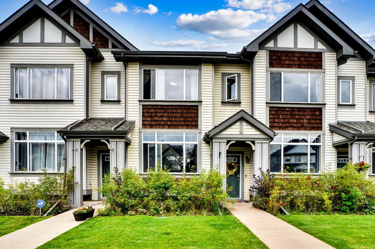 21 Copperpond Rd SE, Calgary, AB T2Z 0Y8