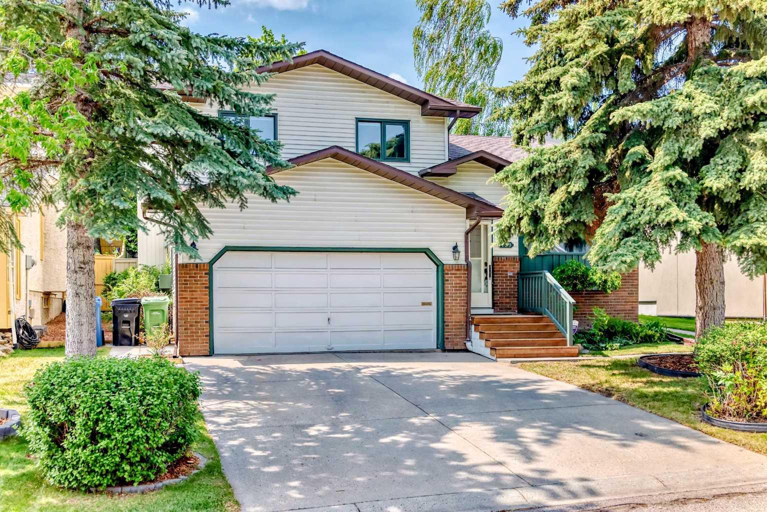139 Stratton Cres SW, Calgary, AB T3H 1T7
