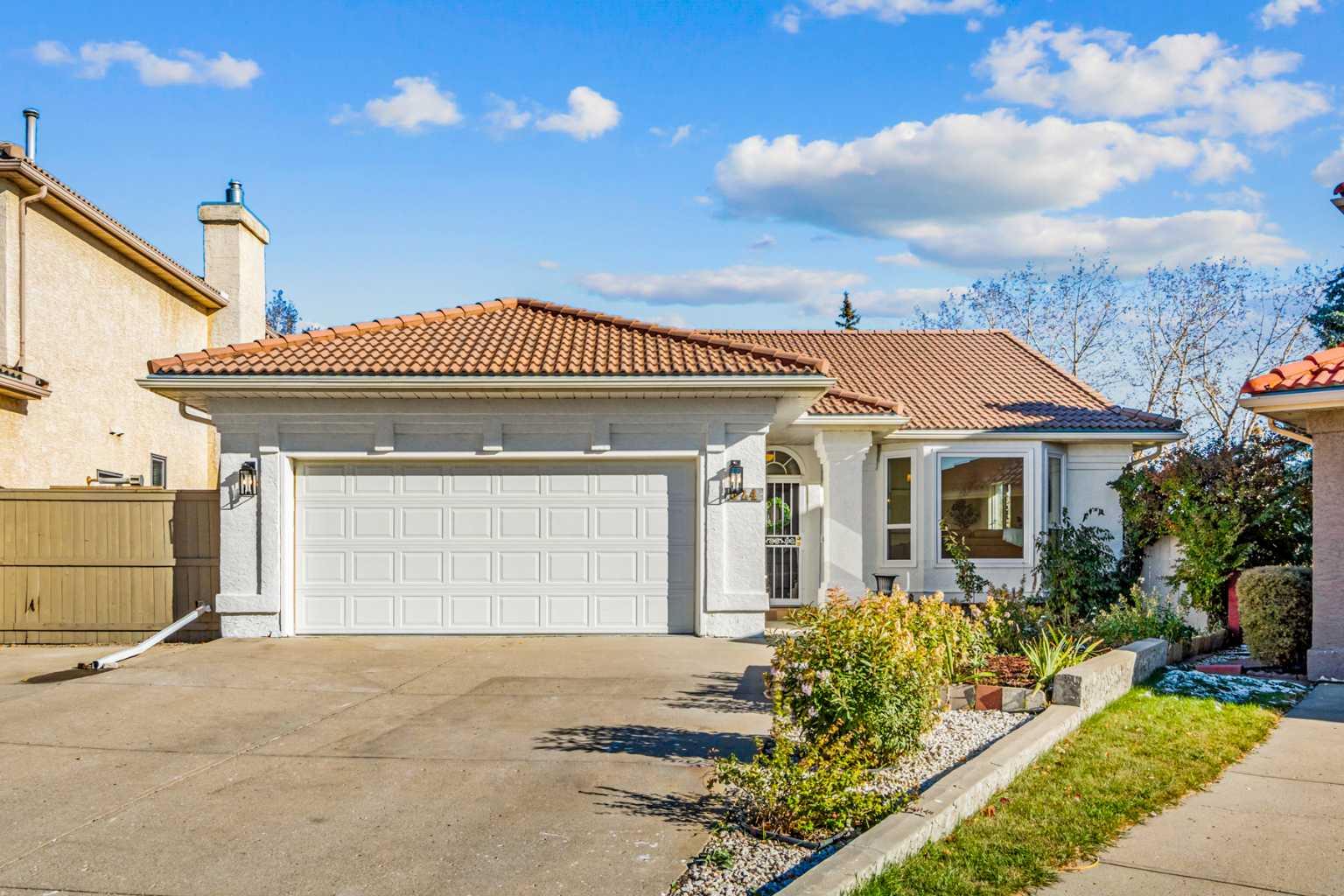 824 Sierra Morena Pl SW, Calgary, AB T3H 2W8