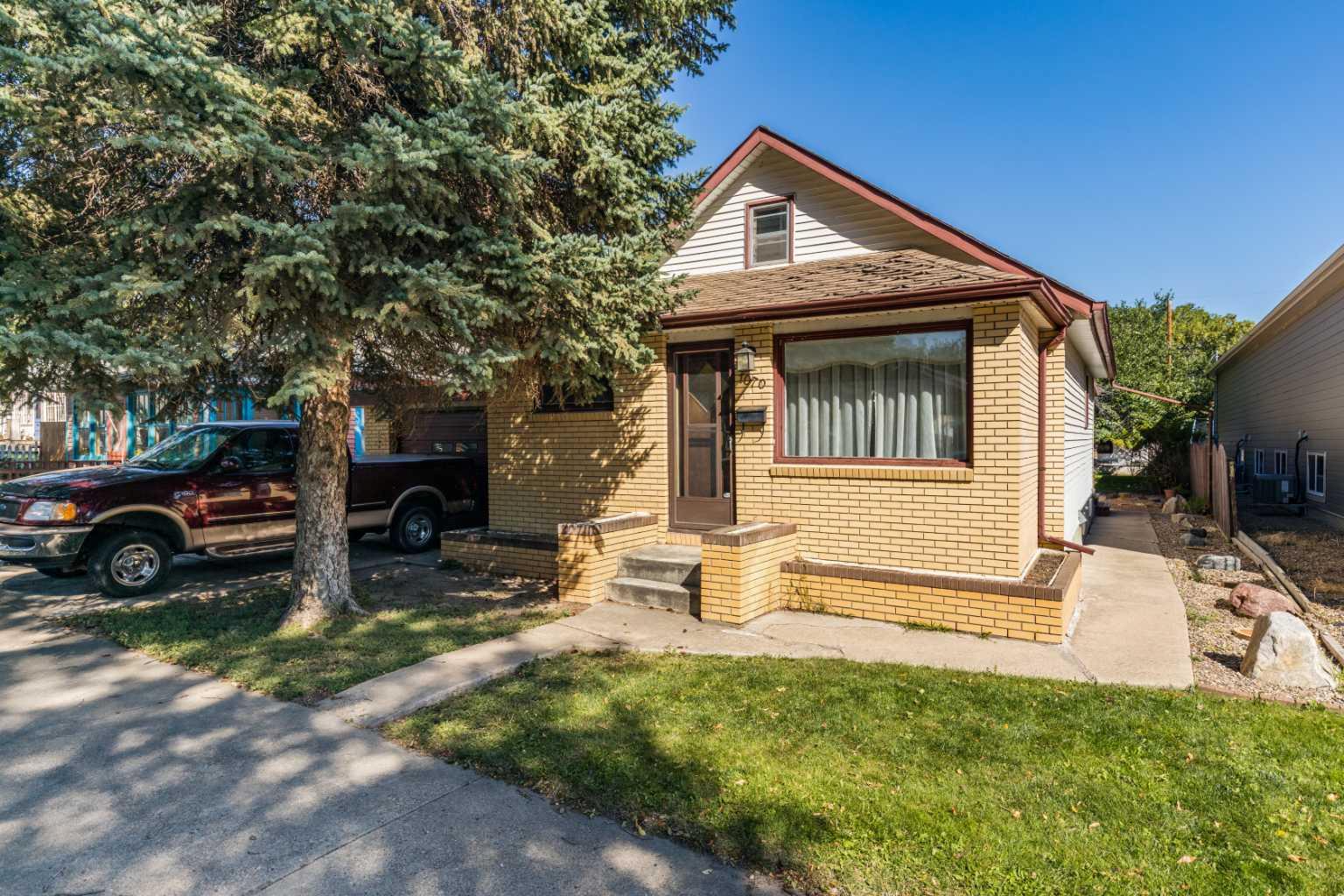 1070 Queen St SE, Medicine Hat, AB T1A 1B2