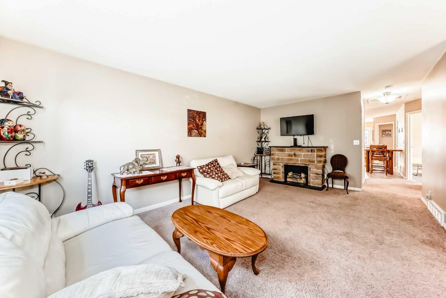 1 Eline Street #b, Red Deer, AB T4R 2M9