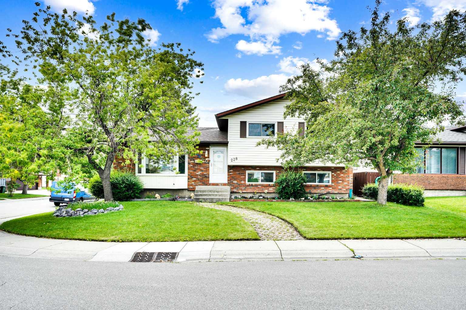 228 Rundlemere Rd NE, Calgary, AB T1Y 3K8