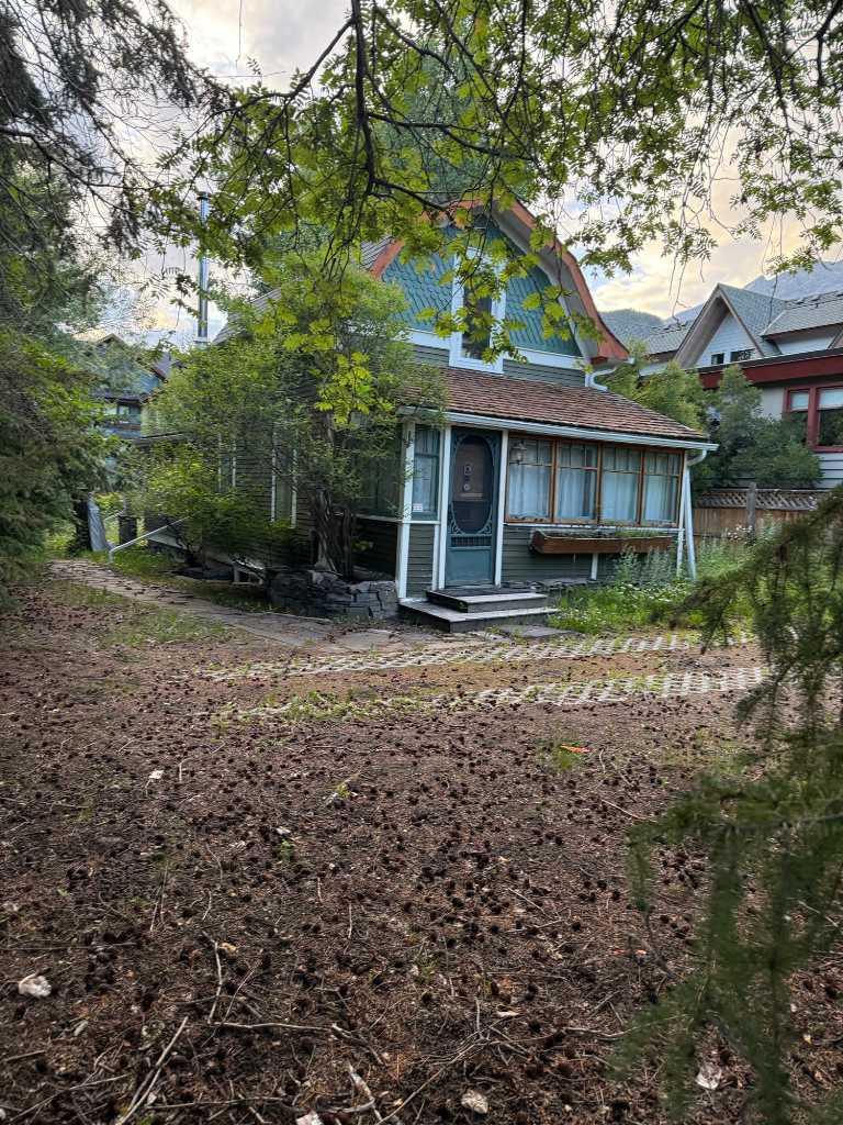 345 Beaver St, Banff, AB T1L 1A7