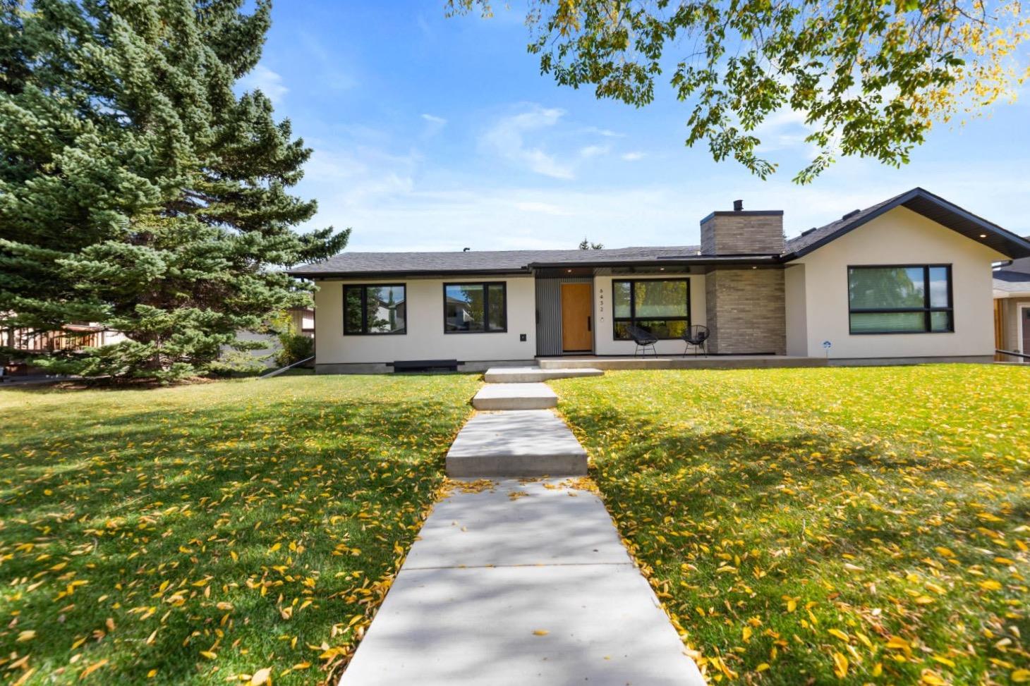 6432 Laurentian Way SW, Calgary, AB T3E 5N1