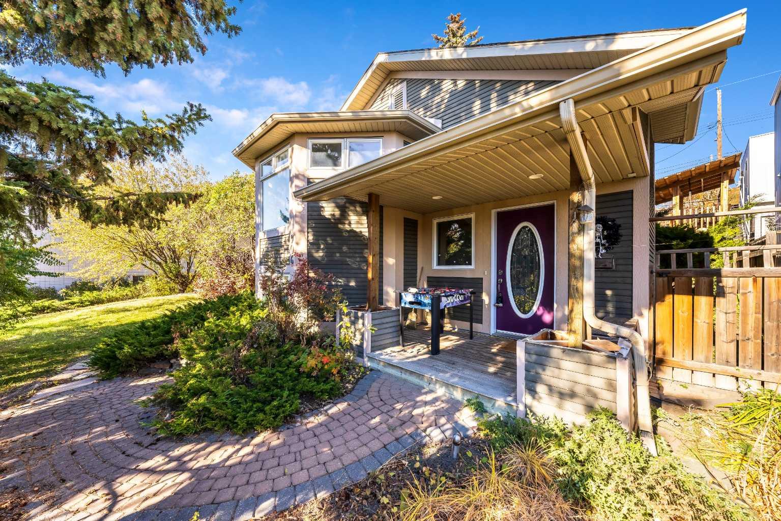 906 Drury Ave NE, Calgary, AB T2E 0M2