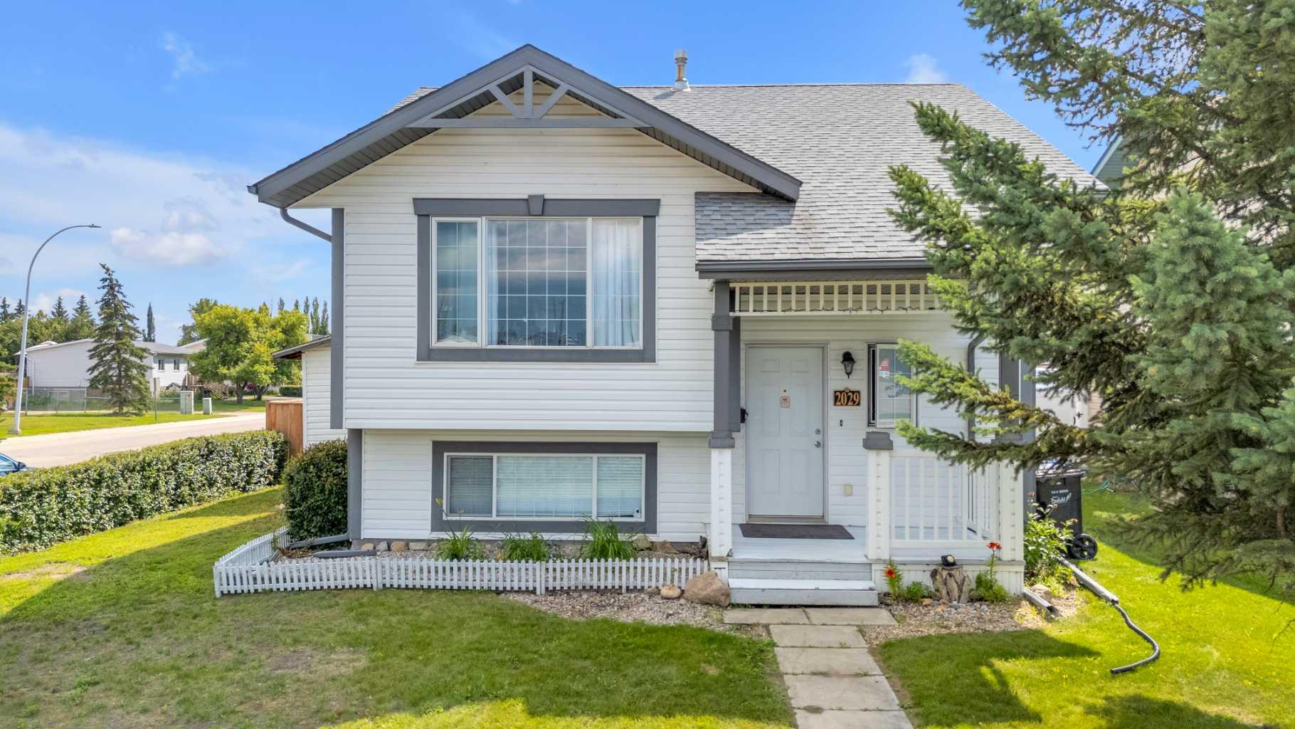 2029 Minto St, Penhold, AB T0M 1R0