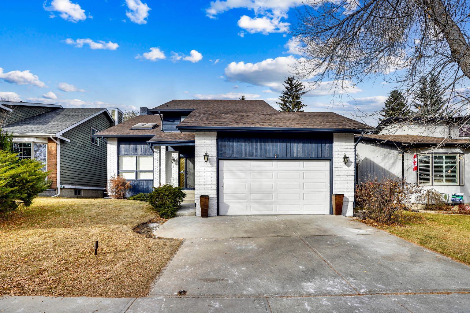 7 Deercrest Way SE, Calgary, AB T2J 5W3